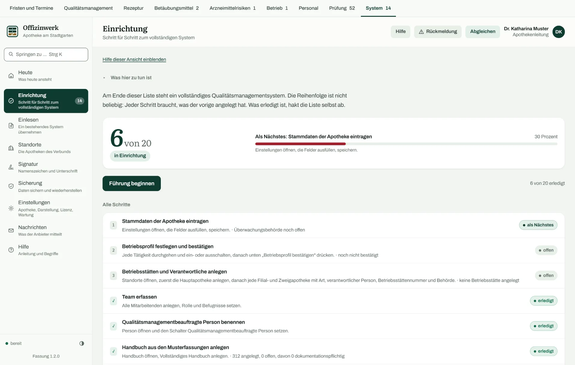 Ansicht Einrichtung: oben der Stand der erledigten Schritte mit einem Fortschrittsbalken und dem nächsten Schritt, darunter die Schrittliste von den Stammdaten über das Betriebsprofil bis zum Zuschneiden des Handbuchs, je Schritt eine Marke erledigt, als Nächstes oder offen.
