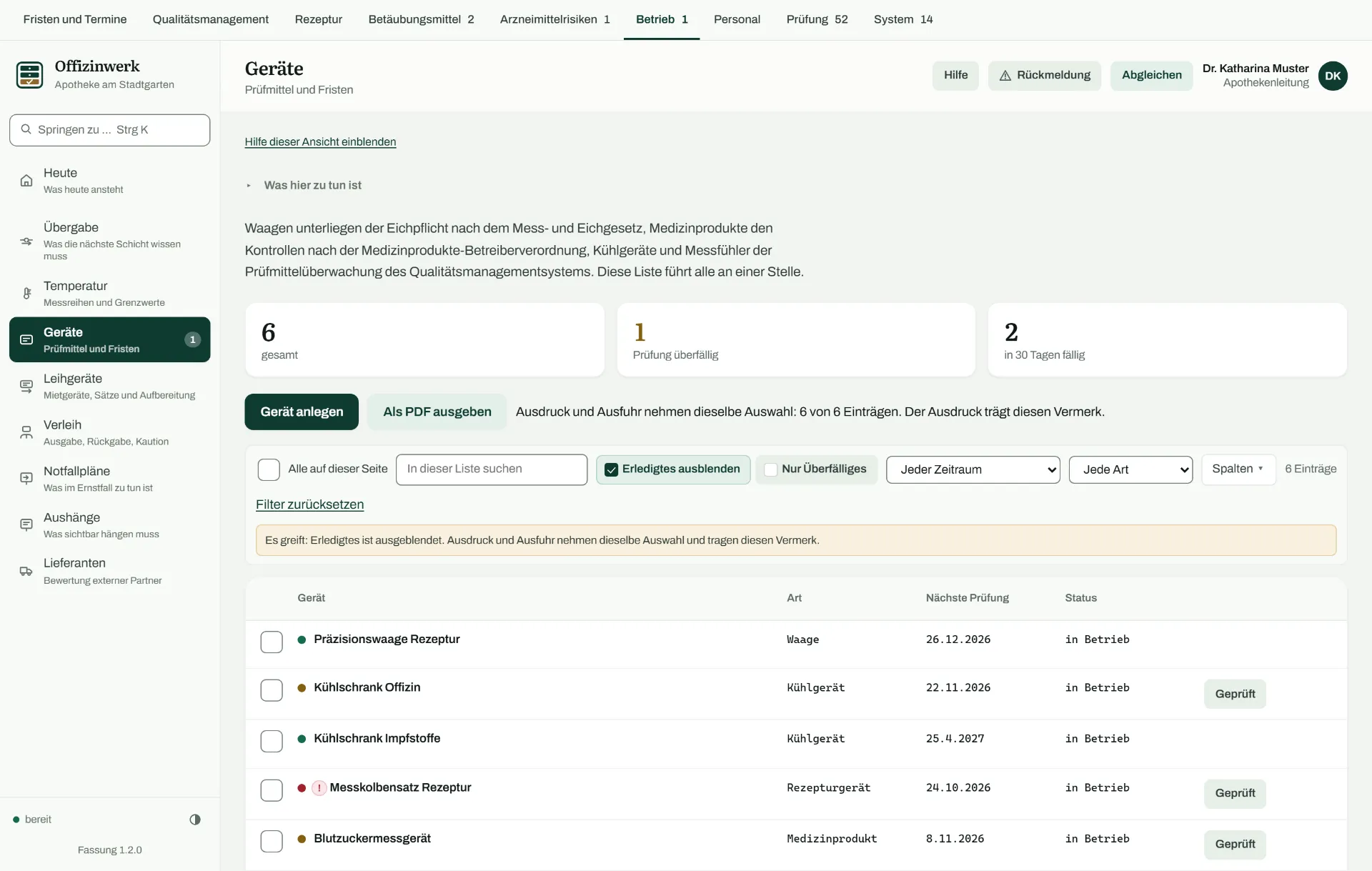 Ansicht Geräte: drei Zahlen für den Bestand, die überfällige Prüfung und die in dreißig Tagen fällige Prüfung, darunter eine Liste aus Gerät, Art, nächster Prüfung und Zustand mit einer farbigen Marke je Zeile.